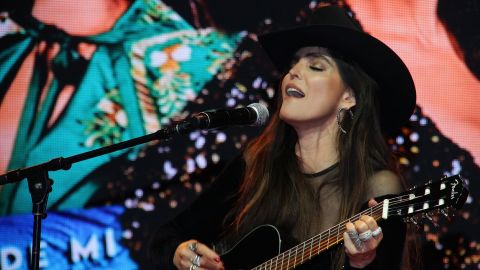 La cantante Ana Bárbara vivió un momento incómodo frente a su fanaticada.