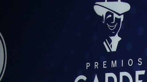 La cantante Cazzu no puso en duda darle un beso en la boca a la artista argentina durante un concierto.