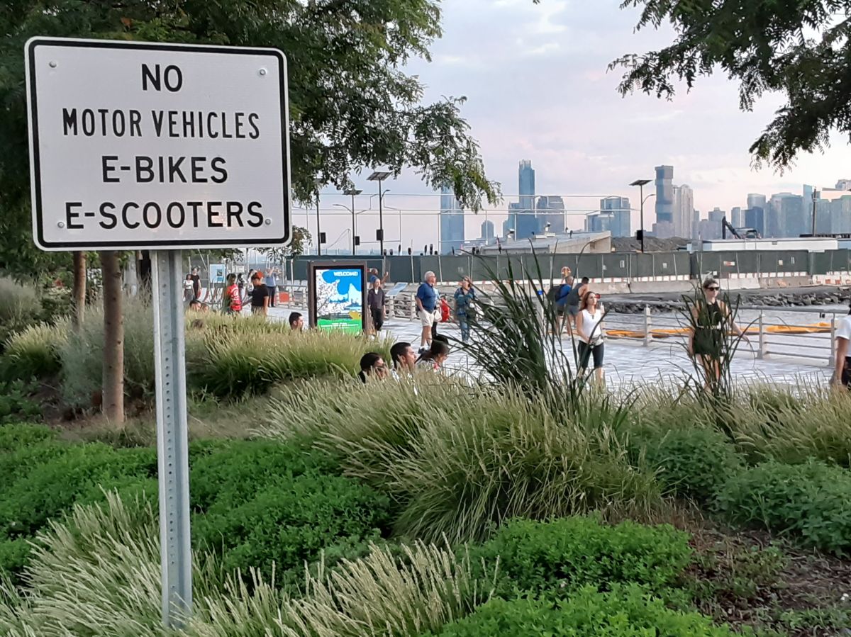 Zona de prohibición de bicicletas motorizadas, eléctricas y scooters en NYC.
