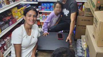 La familia Urbaez González de Venezuela llegó a NYC con sus dos niños. Tuvieron que pernoctar un par de días en una bodega de Manhattan.