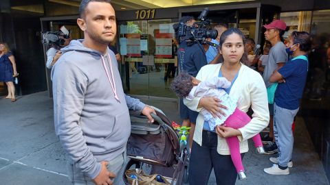 El venezolano Leonardo González vino caminando desde su país. En el camino perdió a uno de sus hijos.