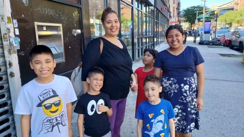 La dominicana Jazmin Heraldo y sus cinco hijos ya se preparan para volver a las escuelas en septiembre.
