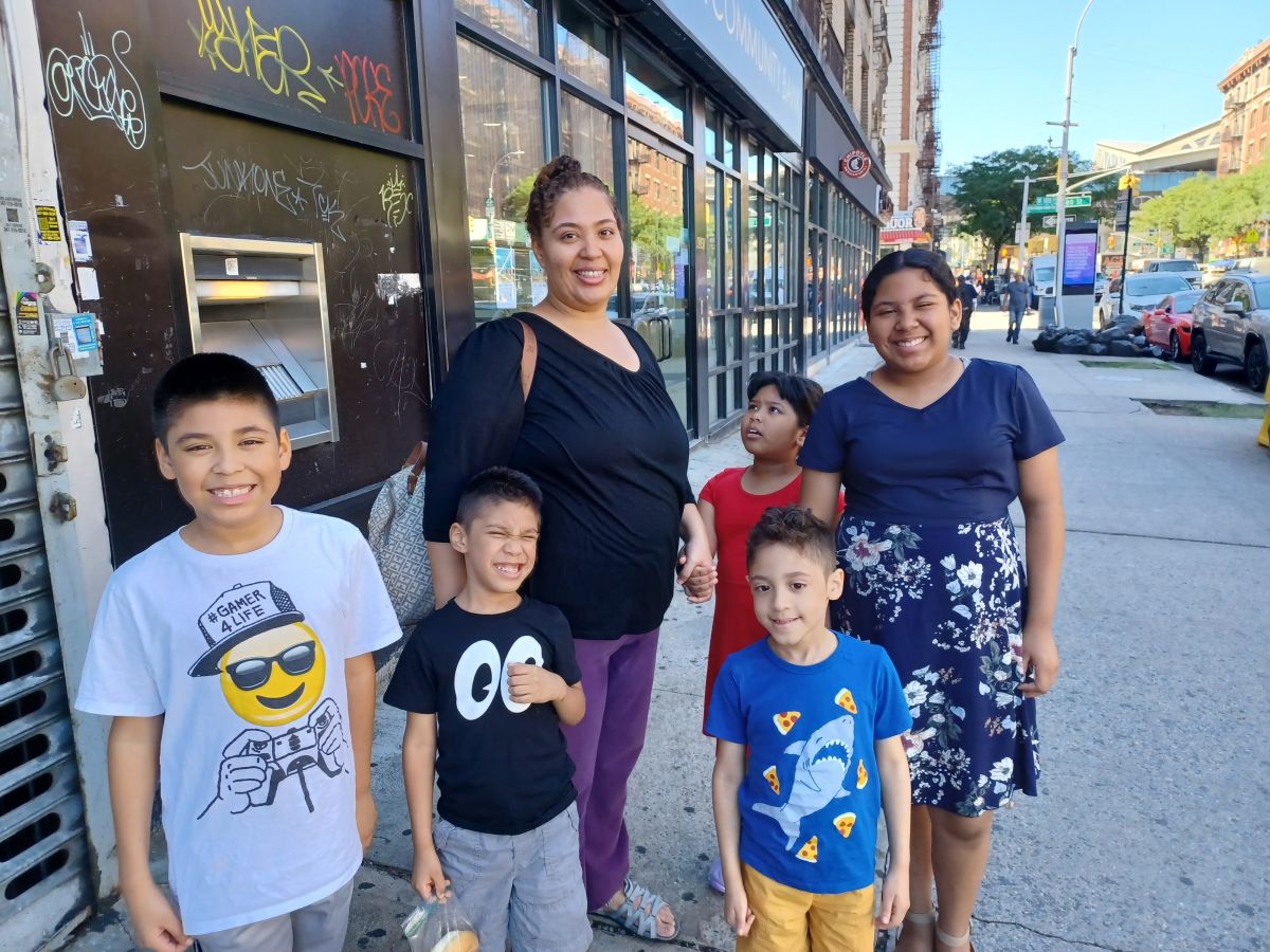La dominicana Jazmin Heraldo y sus cinco hijos ya se preparan para volver a las escuelas en septiembre.