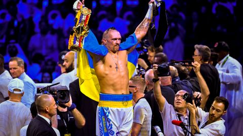 Oleksandr Usyk celebra con la bandera de Ucrania tras vencer a Anthony Joshua.