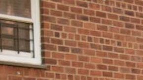 La gobernadora Kathy Hochul y el alcalde Eric Adams en visita a un edificio NYCHA, verano 2022.