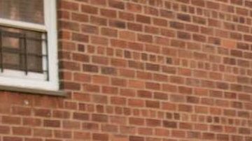 La gobernadora Kathy Hochul y el alcalde Eric Adams en visita a un edificio NYCHA, verano 2022.