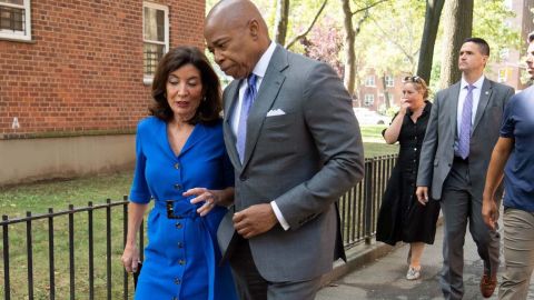 La gobernadora Kathy Hochul y el alcalde Eric Adams en visita a un edificio NYCHA, verano 2022.