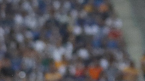 Luis Romo (L) del Monterrey disputa un balón con Igor Lichnovsky (D) de Tigres durante el partido por la Jornada 10 del Torneo Apertura 2022 de la Liga MX.