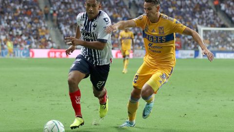 Luis Romo (L) del Monterrey disputa un balón con Igor Lichnovsky (D) de Tigres durante el partido por la Jornada 10 del Torneo Apertura 2022 de la Liga MX.