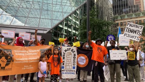 Inquilinos se manifestaron frente a la oficina de Administración de Cortes de NY