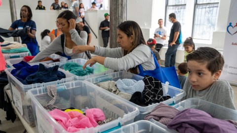 Organizaciones civiles siguen ayudando a los inmigrantes enviados a NY.