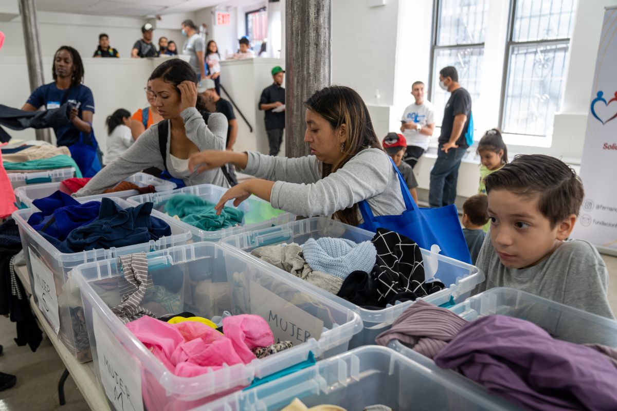 Organizaciones civiles ayudan a los inmigrantes enviados a NY.