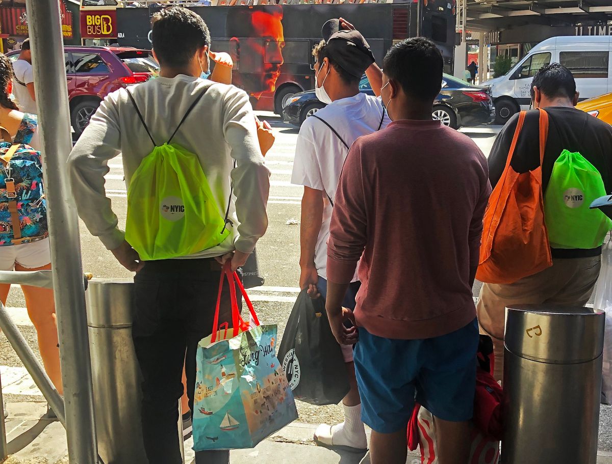 Inmigrantes llegando en buses de Texas a Nueva York, agosto 2022.