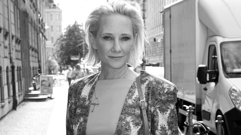 Anne Heche está en coma, depende de ventilación mecánica y tiene quemaduras que necesitan cirugía.