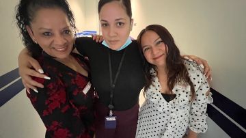 Cristina y Susana, sobrevivientes de violencia doméstica junto a Ana María Rodríguez (centro), trabajadora social del Centro de Justicia Familiar de Brooklyn