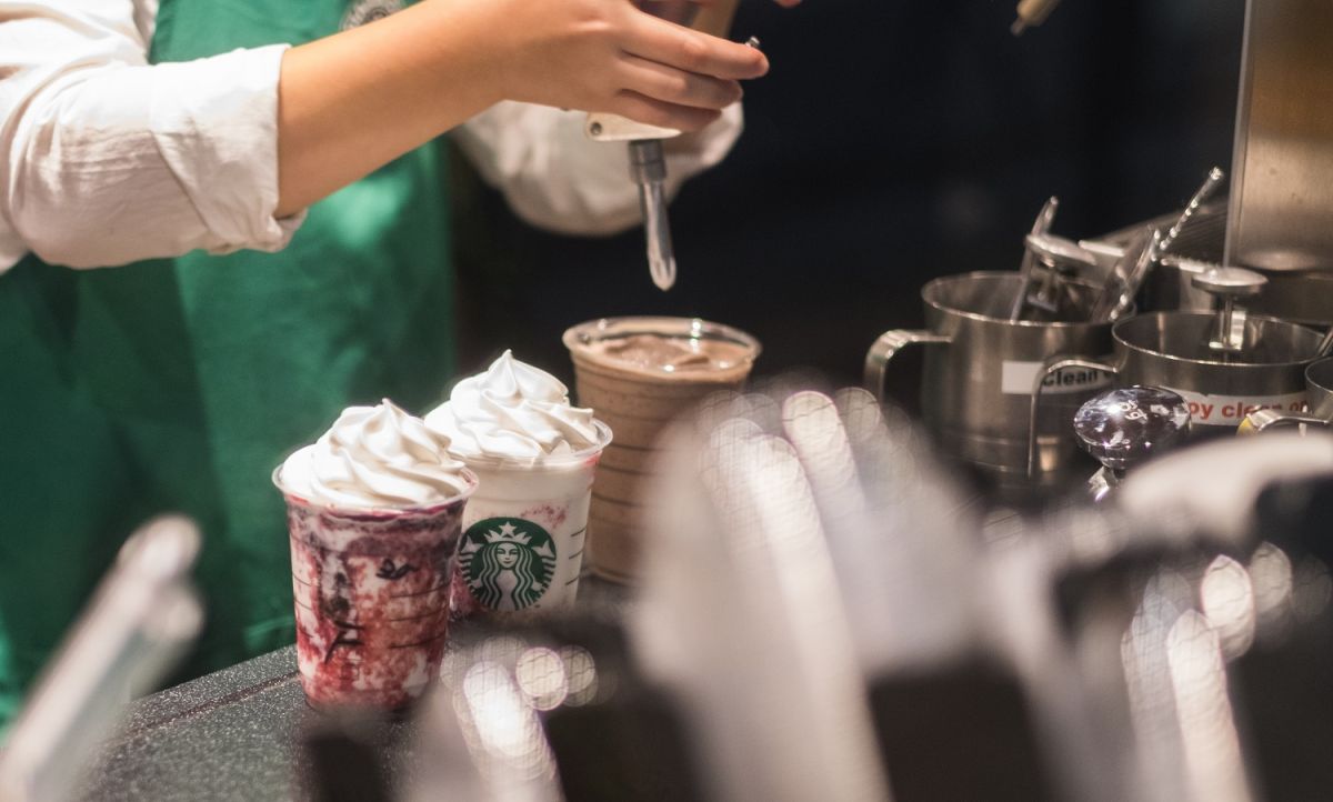 Starbucks agrega al menú Apple Crisp Oatmilk Macchiato, su primera bebida otoñal hecha con leche vegetal.