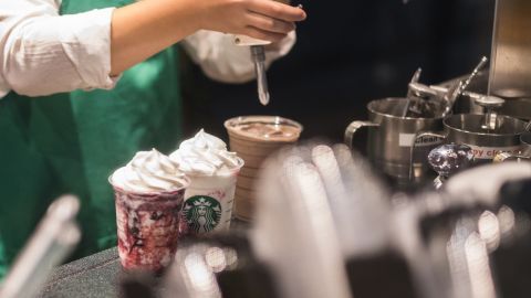 Barista preparando bebidas en Starbucks