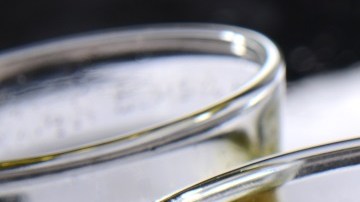 Botella de tequila y chupitos