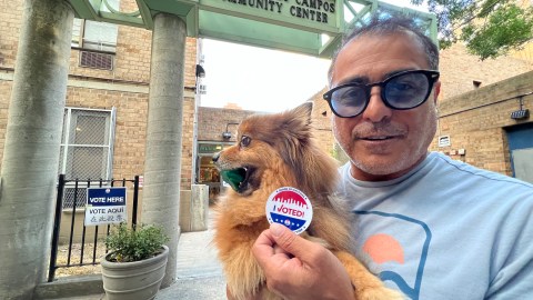 Nélson Barreto salió a votar por Carlina Rivera por el Distrito 10 del Congreso