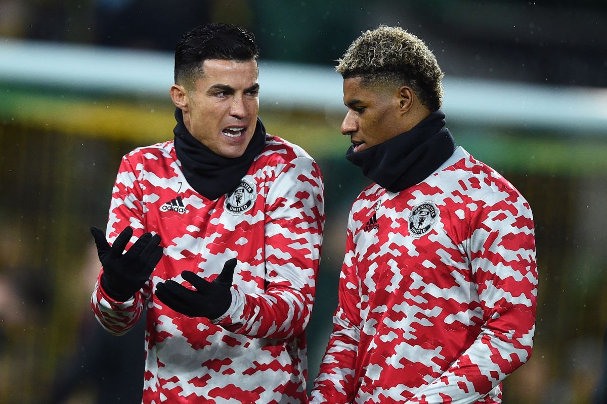 Cristiano Ronaldo (izquierda) y Marcus Rashford (derecha) conversando en un entrenamiento. 