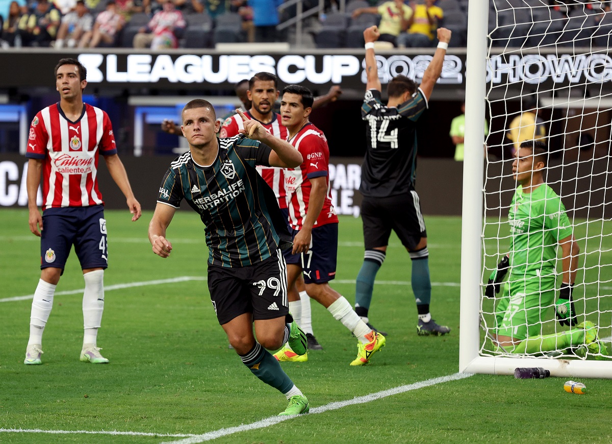 Dejan Joveljic celebra su gol con Chicharito puños arriba de fondo.