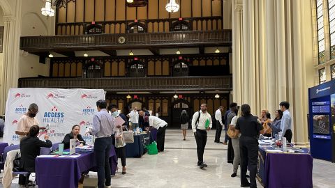 Centenares de neoyorquinos se dieron cita a una feria de trabajo en el City College.