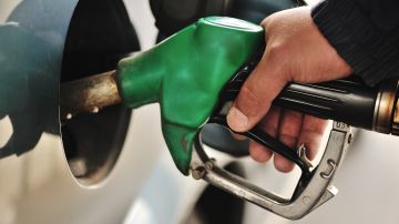 Gasolina está en menos de $4 dólares por galón, precio no visto desde marzo: cómo llegó ahí