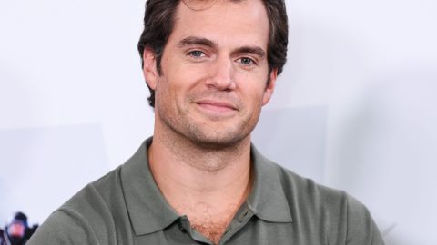 Henry Cavill ya no es el hombre más guapo del mundo, lo cambiaron por un BTS