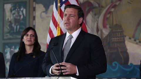 La vicegobernadora en Florida, Jeanette Nuñez, y el gobernador Ron DeSantis.