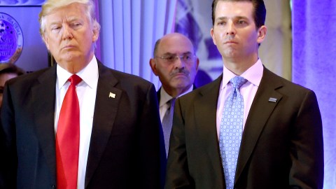 El expresidente Trump, Allen Weisselberg, y Donald Trump Jr.