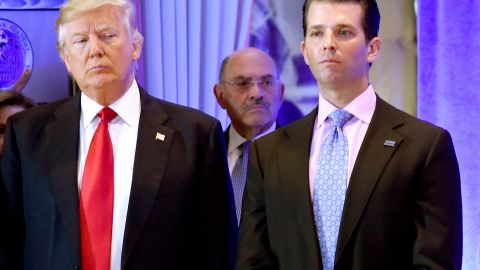 El expresidente Trump, Allen Weisselberg, y Donald Trump Jr.