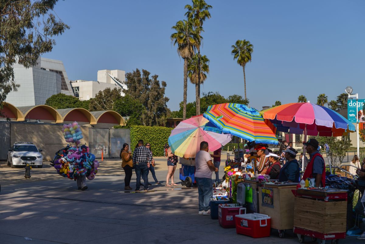Vendedores callejeros en Exposition Park en Los Ángeles, California.