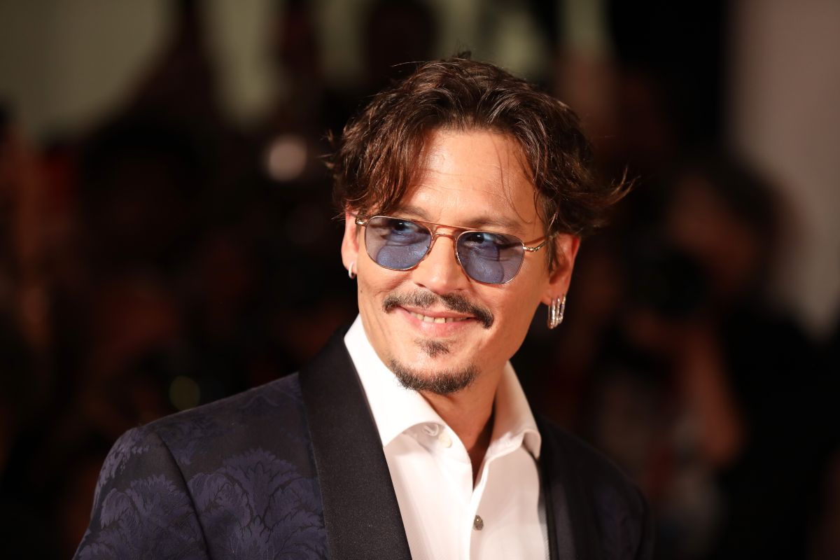 Johnny Depp surprises with his character of Louis XV for his new movie