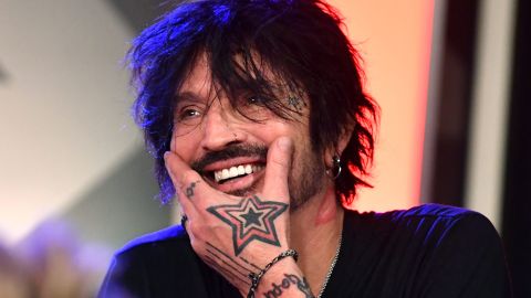 Tommy Lee comparte un desnudo frontal completo en Instagram y así reaccionó su esposa.