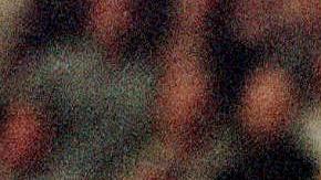 Michael Jordan (L) sonríe durante un tiro libre junto a Karl Malone (R) en las Finales de la NBA en 1998.