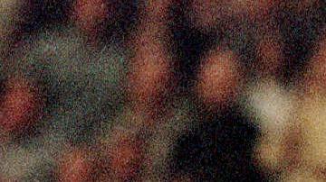 Michael Jordan (L) sonríe durante un tiro libre junto a Karl Malone (R) en las Finales de la NBA en 1998.