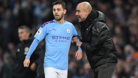 Bernardo Silva (L) y Pep Guardiola (R) comparten durante un encuentro ante Manchester United.