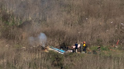 Trabajan en la escena del accidente de helicóptero que mató a la ex estrella de la NBA, Kobe Bryant.