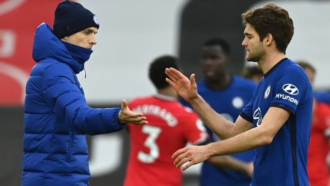 Thomas Tuchel (L) y Marcos Alonso (R) durante un partido de la Premier League ante Southampton.