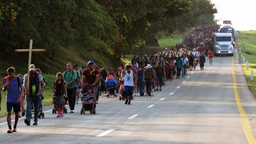 Caravana migrante parte a Estados Unidos desde Chiapas, México.