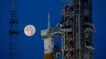 El cohete Luna Artemis I de la NASA se encuentra en el complejo Launch Pad 39B en el Centro Espacial Kennedy, en Cabo Cañaveral, Florida.