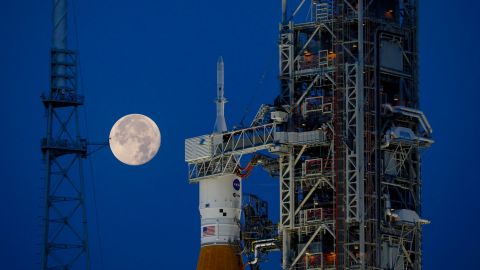 El cohete Luna Artemis I de la NASA se encuentra en el complejo Launch Pad 39B en el Centro Espacial Kennedy, en Cabo Cañaveral, Florida.