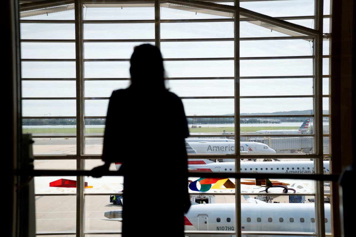 Una viajera observa aviones de American Airlines en el Ronald Reagan Washington National Airport de Arlington, Virginia.