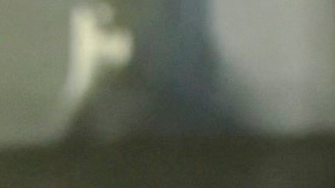 Javier Carvajal muestra la botella de la cerveza que hacían en Quito hace 400 años.