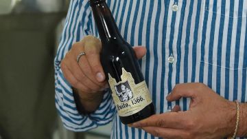 Javier Carvajal muestra la botella de la cerveza que hacían en Quito hace 400 años.