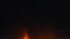 Vista de uno de los tanques de combustible incendiado en Matanzas, Cuba.