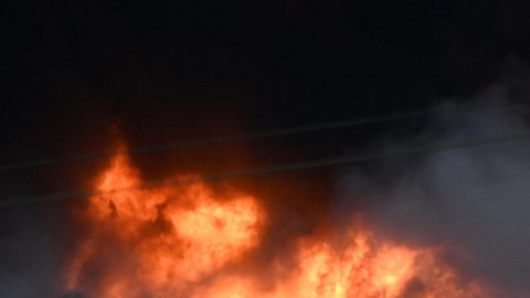 Vista de uno de los tanques de combustible incendiado en Matanzas, Cuba.