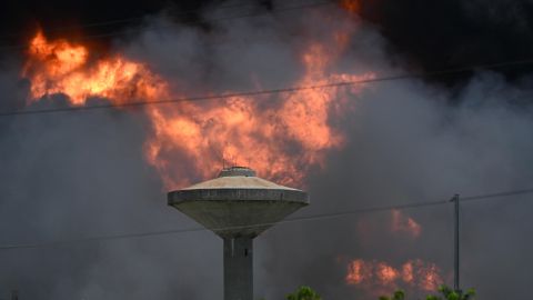 Vista de uno de los tanques de combustible incendiado en Matanzas, Cuba.