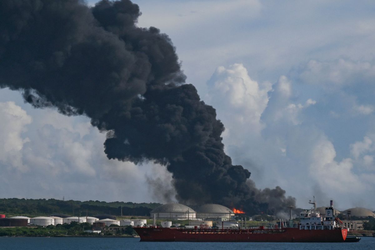 Humo negro de un tanque de petróleo en llamas se ve en Matanzas.