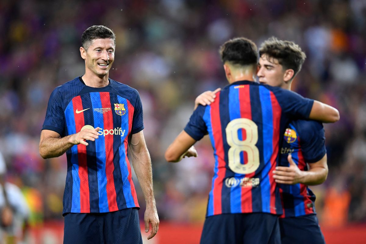 Robert Lewandowski (L) celebra junto a Pedri (C) y Gavi (R) uno de los goles del FC Barcelona ante Pumas UNAM por el Trofeo Joan Gamper. 